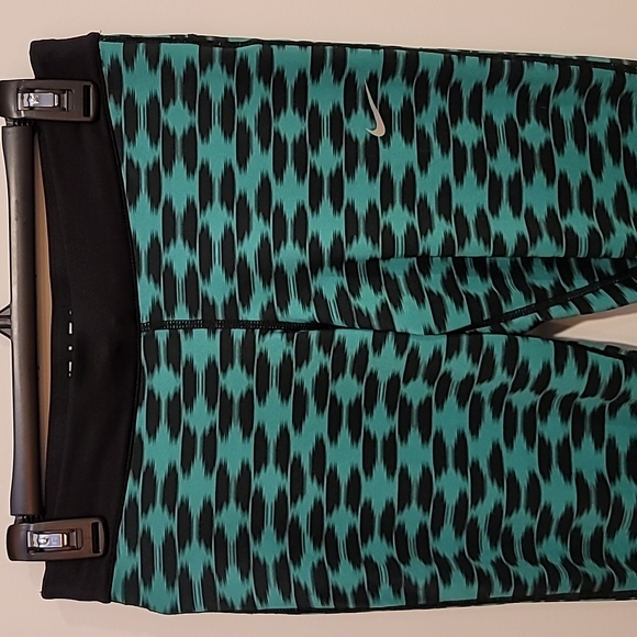 Womens Nike dri fit, Geometric Green, sz M - Picture 2 of 8